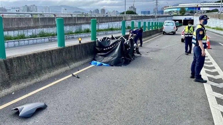 保全清晨下班騎車逆向汽車專用道　遭無照男撞飛當場死亡