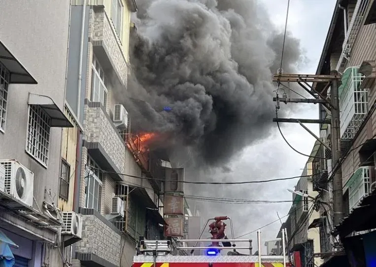 快訊/高雄大寮民宅火警！陽台火舌竄出　警消即時衝現場滅火