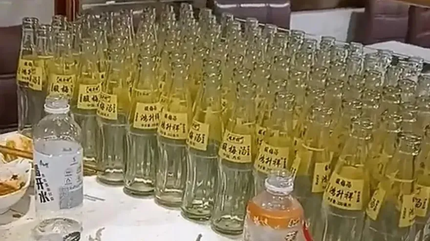 嚇壞店家！百元火鍋店拚回本　6少年猛灌「111瓶酸梅汁」