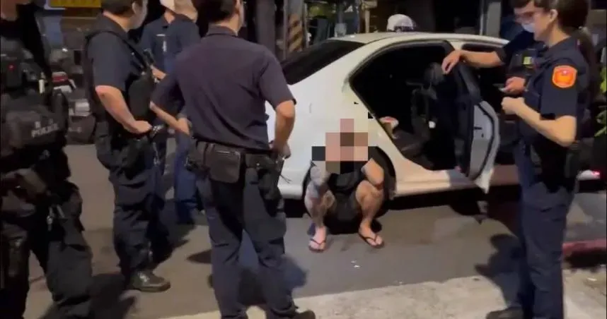 好糗！酒醉妹街頭「認錯情敵」險持刀砍人　警一來秒清醒