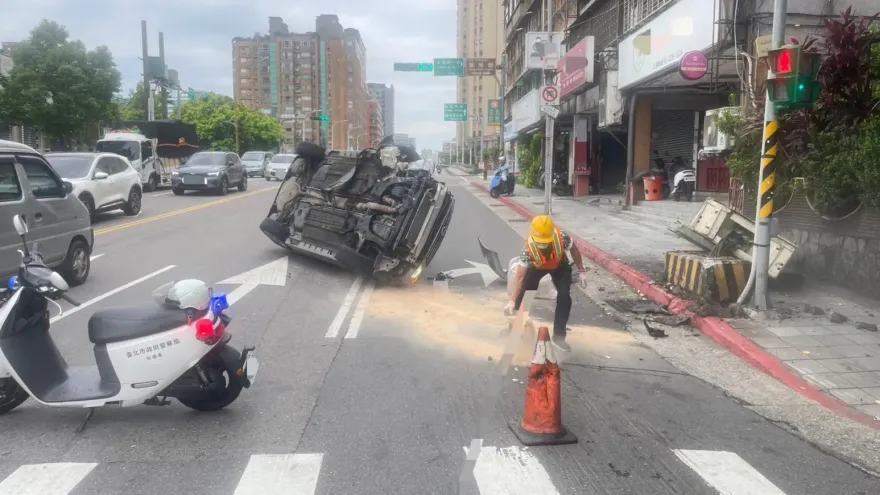 自小客超車失敗撞機車「90度側翻」...變電箱也遭殃　考試院大塞車考生急壞