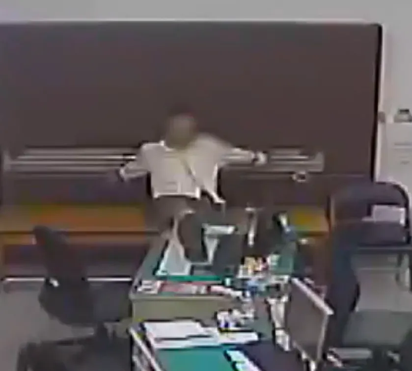 影/酒空片！39歲男醉喊「包皮不舒服」賴警局不走　回家反咬員警害他尿褲子