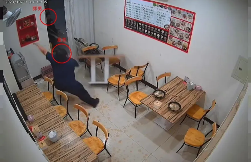 影/壯男欠百萬還裝派！酒醉赴債主弟麵店翻桌　下秒朝天狼狽摔地