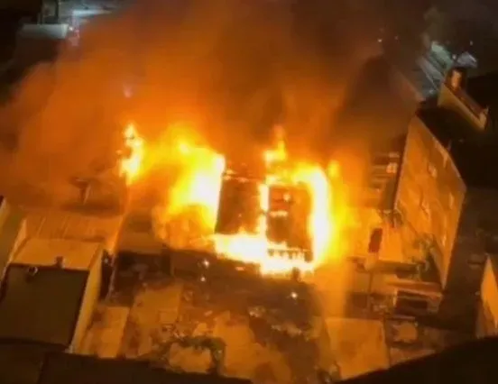 影/12間木造平房慘遭祝融！高雄深夜猛烈火災　疑電線桿電筒爆炸釀禍