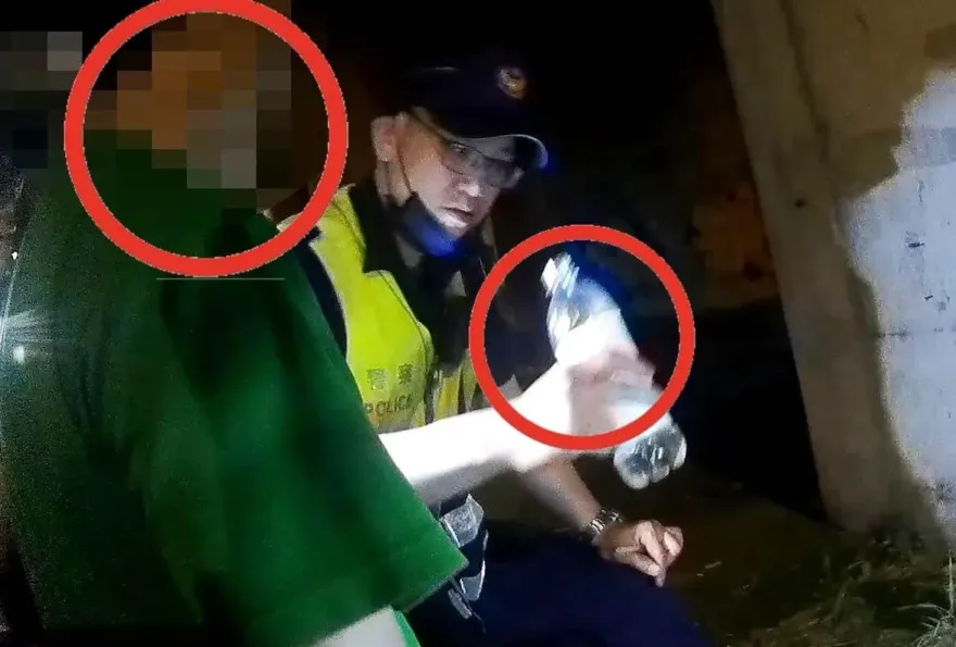 影/竟改裝出夾層！警攔檢發現他的寶特瓶「怪怪的」　打開驚見毒品吸食套裝