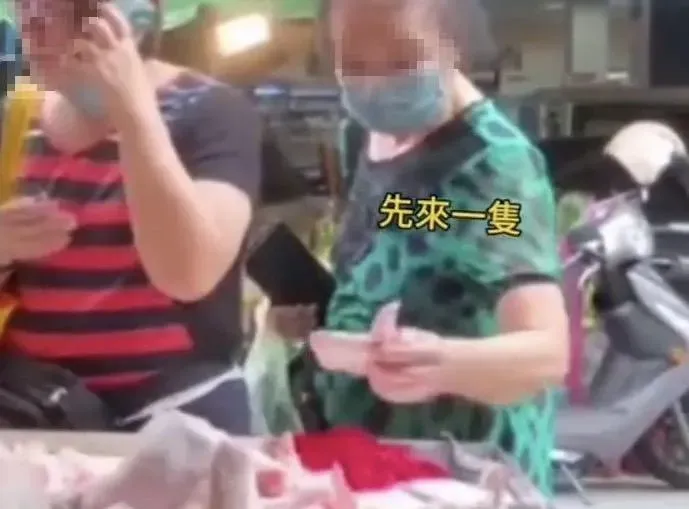 影/假裝要買摸走雞翅！中和景新市場阿嬤犯行　全被老闆手機錄下