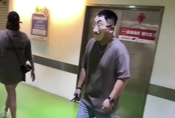 影/惡作劇玩過頭！面具男賣場持「水果刀」嚇人　警方要辦人