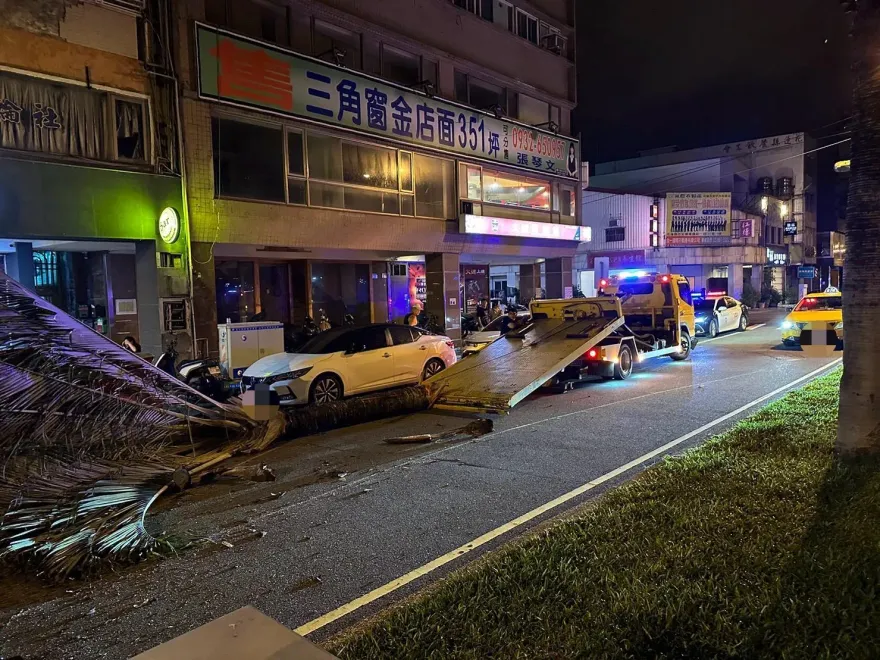 又是酒駕！大貨車迴轉衝上安全島　撞倒路樹波及汽車無人傷
