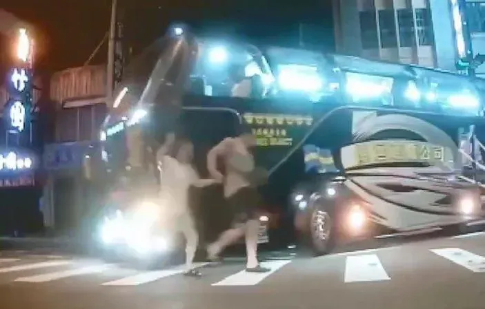 影/遊覽車「燈燈燈燈」一樣看不到行人？羅東街頭險輾民眾驚險一刻曝