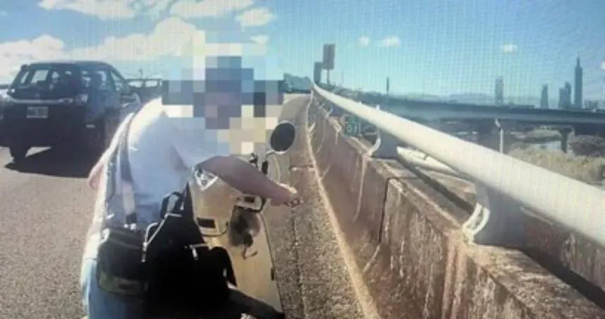糗！內湖女想回家機車騎上汐五高架　嚇呆停路肩「一個回眸」遇警神救援
