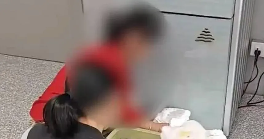 2女子用圖書館殺菌機「消毒尿布」　民眾看傻眼：館方沒制止