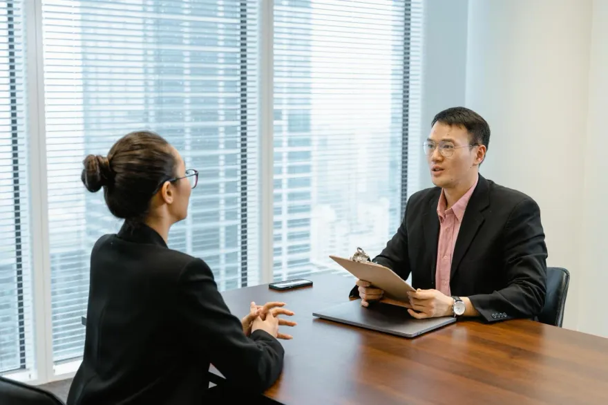 簡直羞辱！頂著15年資歷去面試、42歲倉管薪開2萬8　網：不如去手搖店