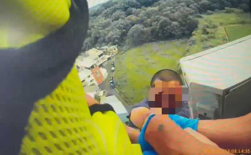 影/千鈞一髮！新竹男跟女友吵完架失足「掛」11樓陽台　2警出手拉回來
