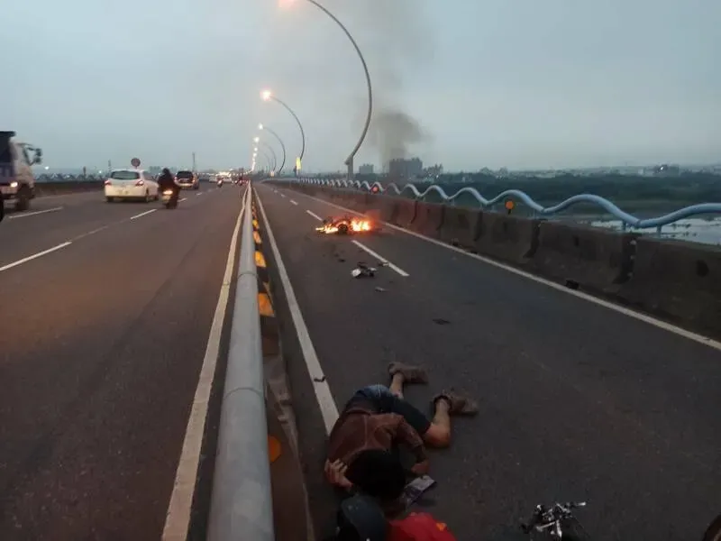 快訊/高屏大橋機車道火燒車！騎士噴飛倒地送醫　車道塞爆