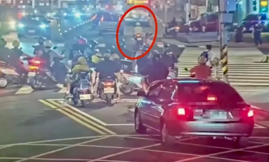 影/糗！二段式左轉標牌已拆警仍開單　騎士不滿PO文逆轉結果