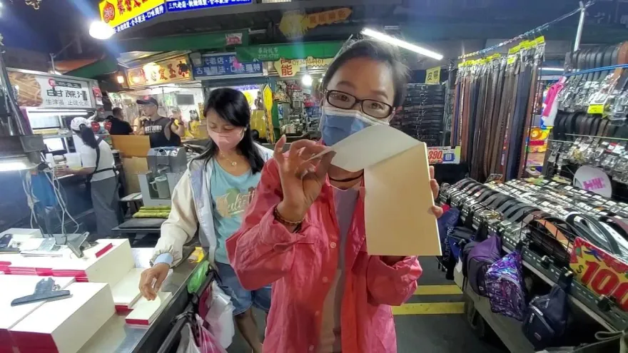 獨/整條廣州街都他在收租？紙攤阿伯女兒：有很多間房幹嘛全家擺攤
