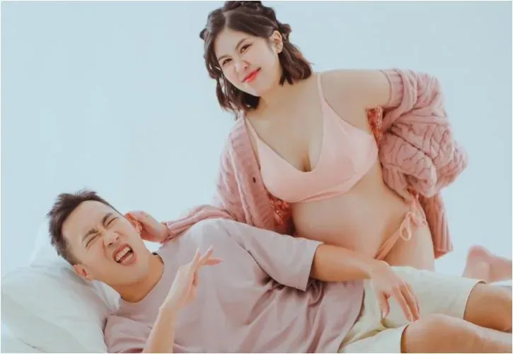 余祥銓喜曬「開心床照」老婆挺孕肚放閃　網讚：自然又可愛