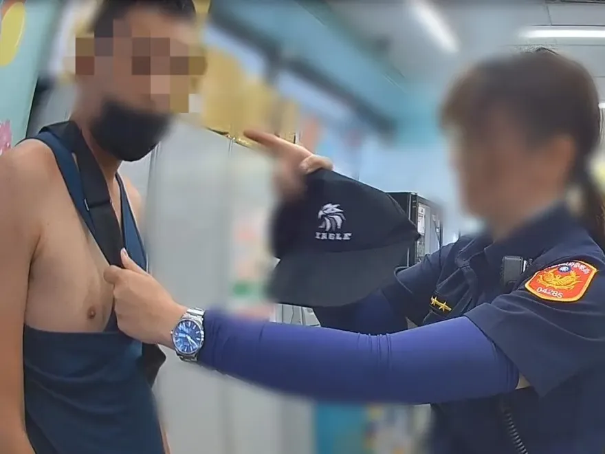 影/想跑去哪！中壢正妹警超商強力阻詐　男車手被壓制糗露點