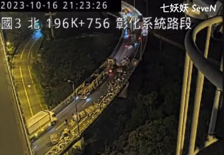 影/門沒關好出事！聯結車轉彎「網購物噴一整排」　國道一度被癱瘓