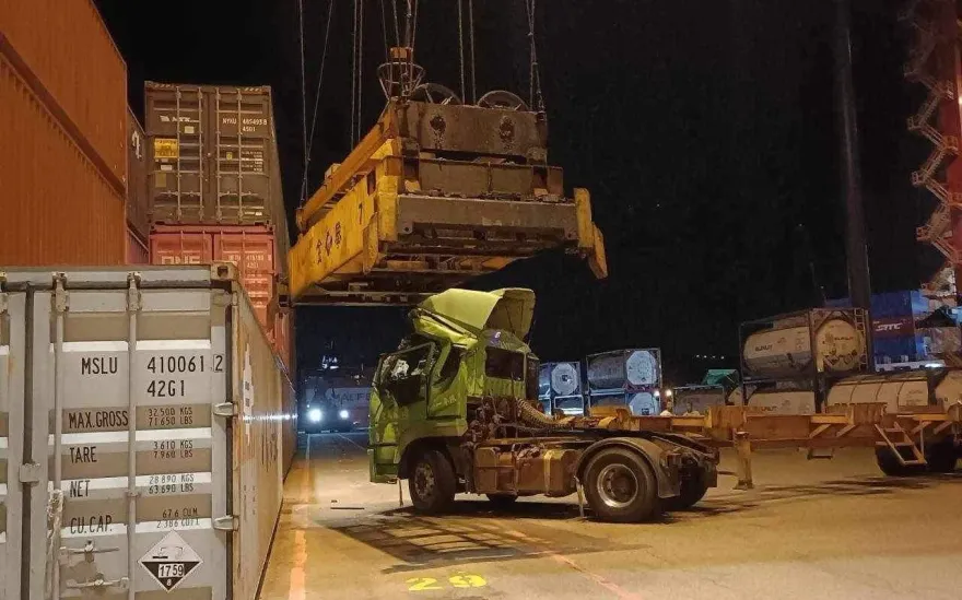 影/沒在看？基隆西碼頭「一個大迴轉」撞上天車　曳引車「車頭變形」駕駛受困