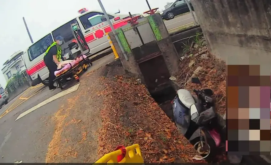 影/嘉義90歲嬤騎車慘摔！無生命跡象送醫搶救　機車卡溝裡