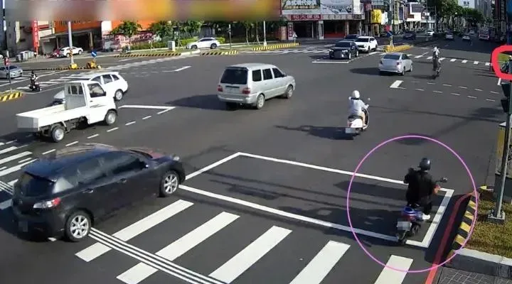 「停一個紅燈」姊弟重逢！新北男離家10年南漂打拼　眼尖警幫接親情線
