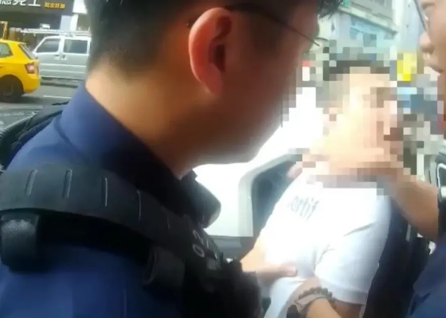 影/新北三重屁孩中午就喝醉　路邊揮刀狂譙警三字經遭壓制逮捕