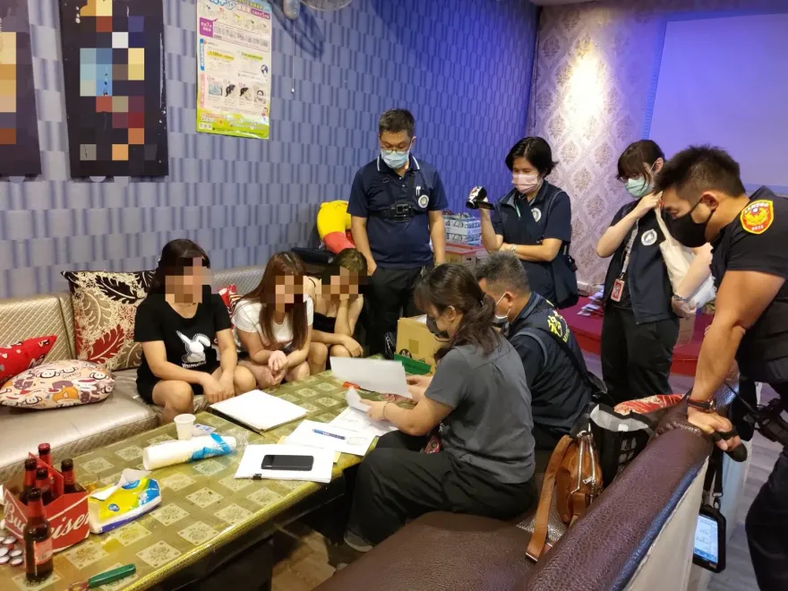 影/外籍移工變馬伕載坐檯陪酒女　他金髮太高調害同鄉秒被逮