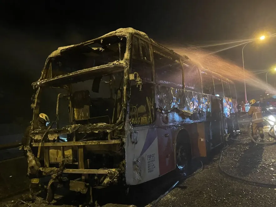 快訊/國1南向桃園段火燒車！遊覽車全毀僅剩骨架　幸無人員傷亡