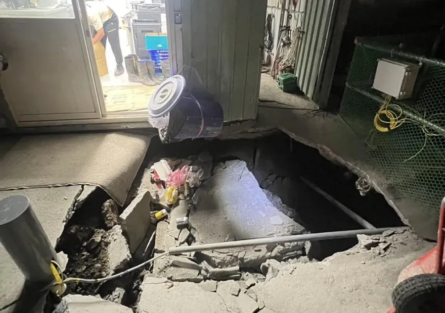 影/竹北見天坑！這家建商「三釀路面塌陷」　大洞近民宅住戶超恐慌