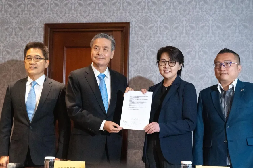藍白合竟成「黃金」互嗆擂台！　網一面倒轟他：難怪連關公都看不下去