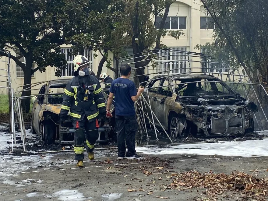 快訊/高雄女燒樹葉引發火燒車！5汽車1機車被燒成廢鐵