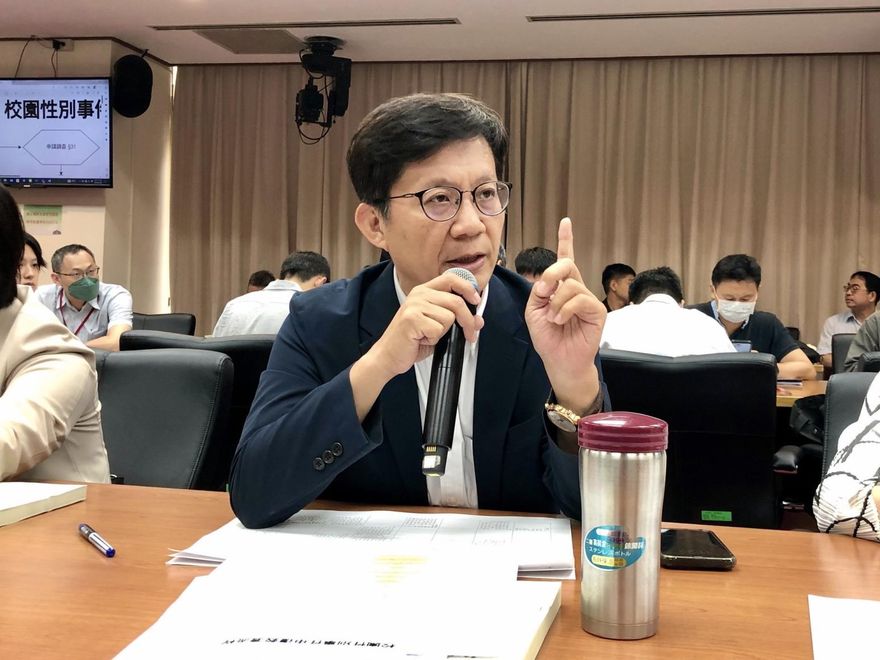張廖萬堅攜妻訪帛琉爆爭議　藍委：是不是過太爽？