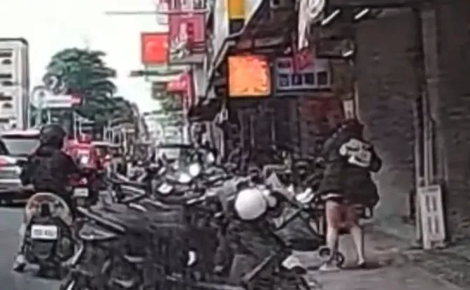 影/誇張！嬰兒車「自我放飛」衝馬路、媽媽竟在爽滑手機　網氣炸：太扯