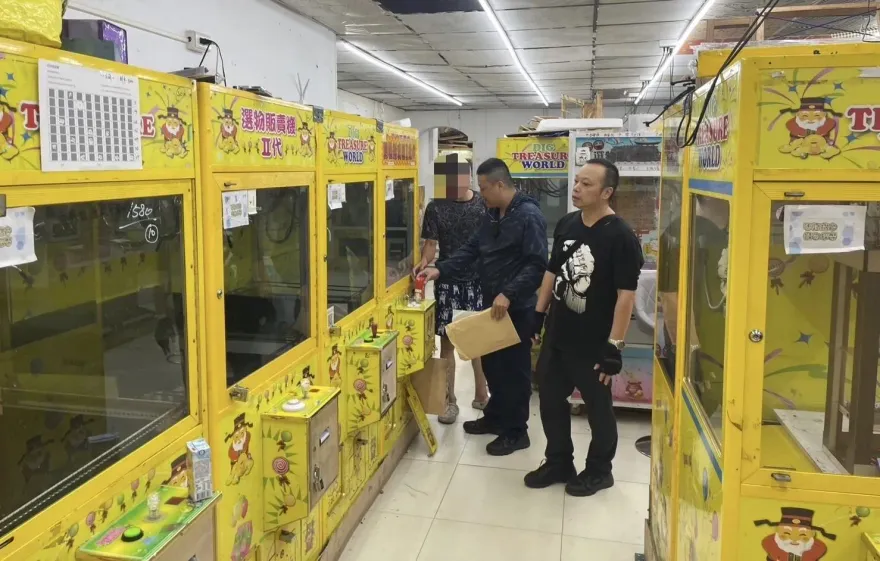影/攻堅片！娃娃機改裝成骰子賭博機台　警破門逮5人送辦
