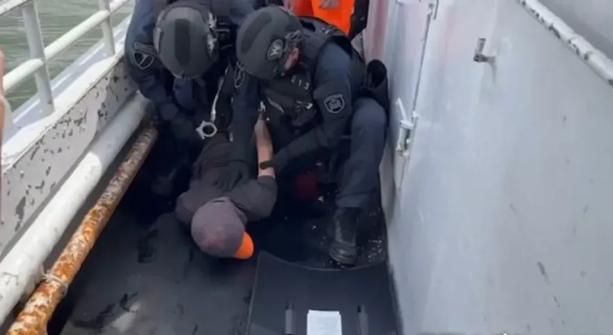 越籍漁工船上狂砍同僚「臉全毀了」！關儲藏室48天被逮　下場曝光