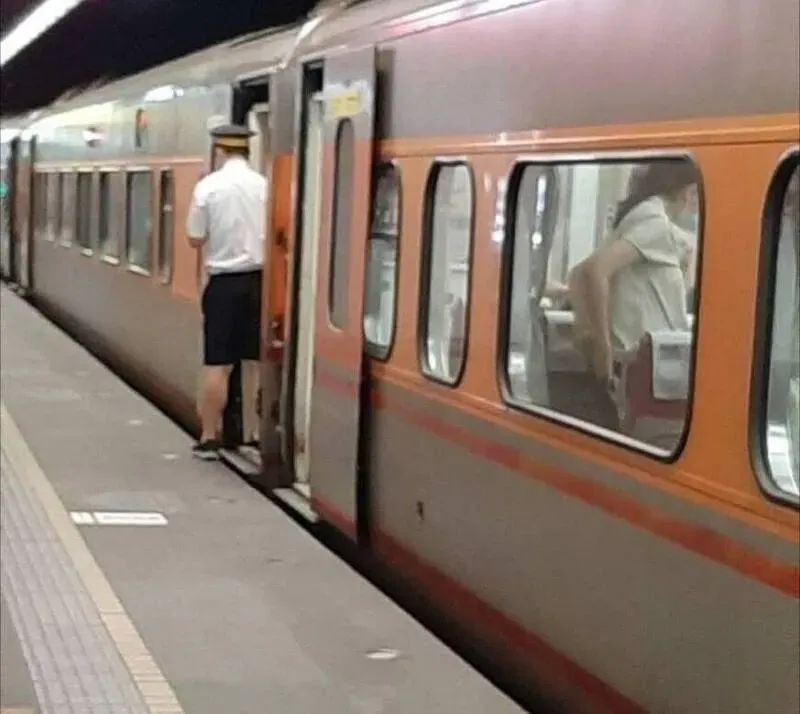 服裝儀容又凸槌！高雄列車長上班「遲到還穿短褲」　台鐵將嚴懲