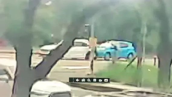 影/「三峽小霸王」遭尋仇挨彈！女友在旁嚇歪　他超猛…自己開車回台北求醫