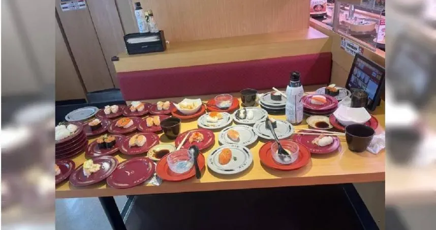 狂點滿滿一桌壽司！結帳離開每盤都剩...店員收桌傻眼