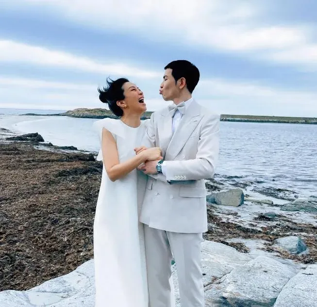 快訊／蕭敬騰宣布結婚！公開海邊婚紗照獻吻超甜蜜