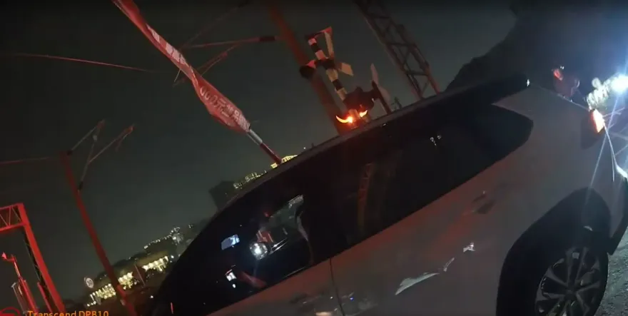 影/移工駕車「卡」平交道！警急按緊急警告鈕　即時阻止憾事