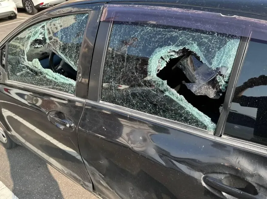 影/台南驚見斧頭幫！他懷疑前妻愛上好友　當街砸車鬥毆遭警對空鳴槍嚇阻