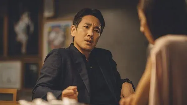 韓媒驚爆「第2個劉亞仁」大咖影帝涉吸毒！《寄生上流》李善均遭影射