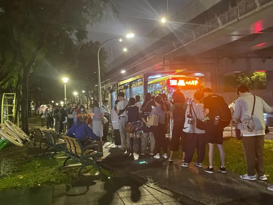 台塑5000人大軍進駐內湖！　下班「擠不上公車」慘況曝