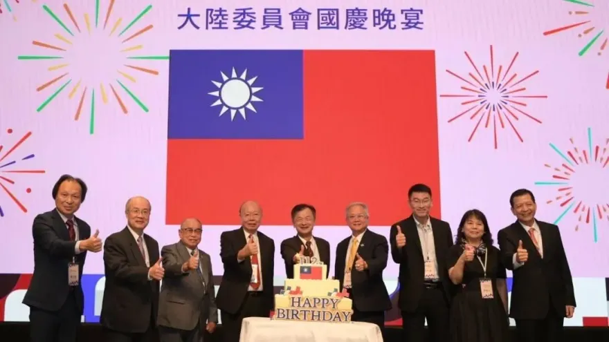 影/國慶晚宴國旗變「13道不對稱光芒」　游淑慧怒轟邱太三：連國旗都認不得當什麼官？