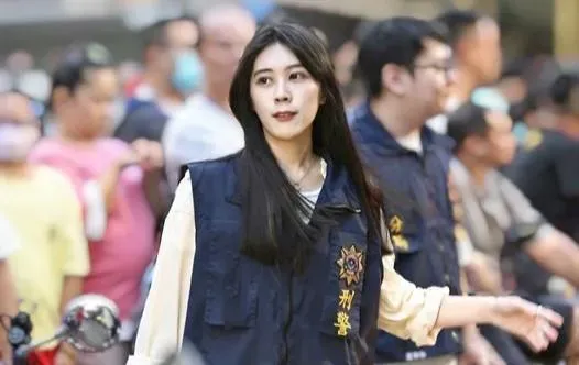 網友看過來！三重「美女刑警」上銬畫面在這　跆拳黑帶比男警還能打