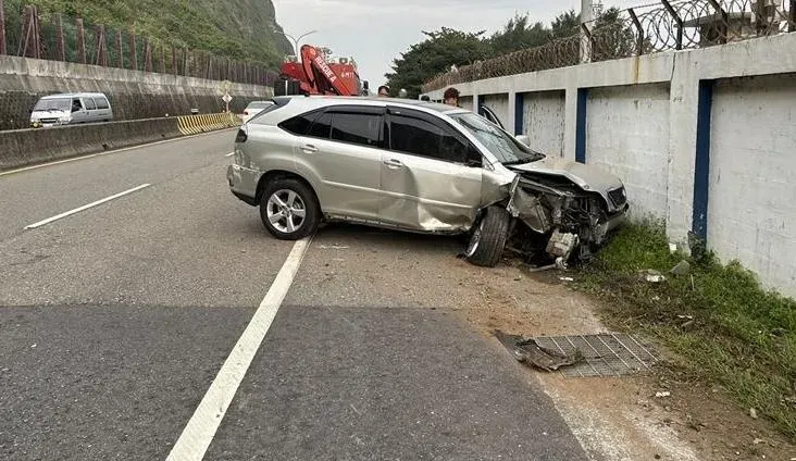快訊/新北石門LEXUS休旅車失控撞牆！車頭全毀女駕駛右膝受傷送醫