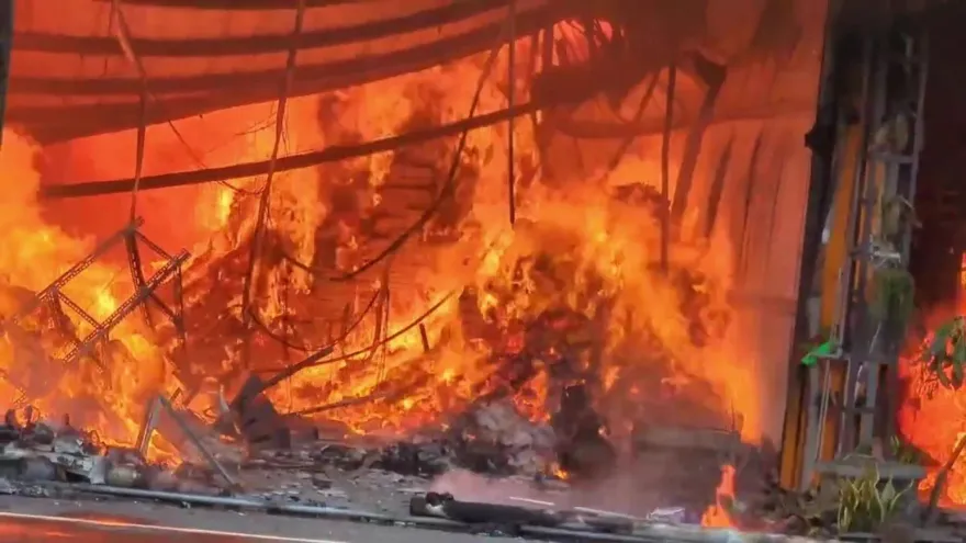 快訊/高雄美濃金香店大火　煙龍竄天傳爆炸聲消防灌救中