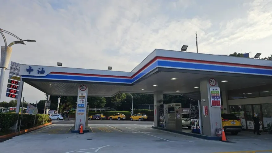 加油要快！明起汽油「調漲0.4元」　柴油調降0.1元