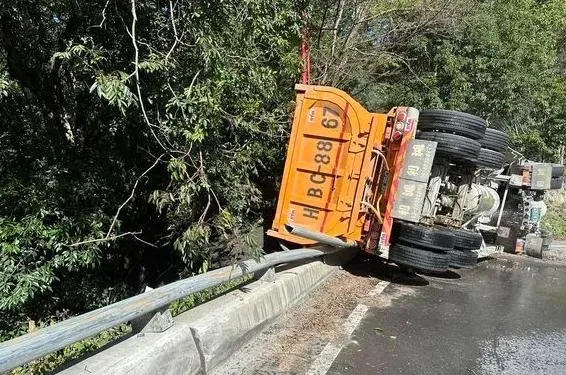 快訊/南投仁愛鄉砂石車翻覆險墜橋！　驚險現場曝光